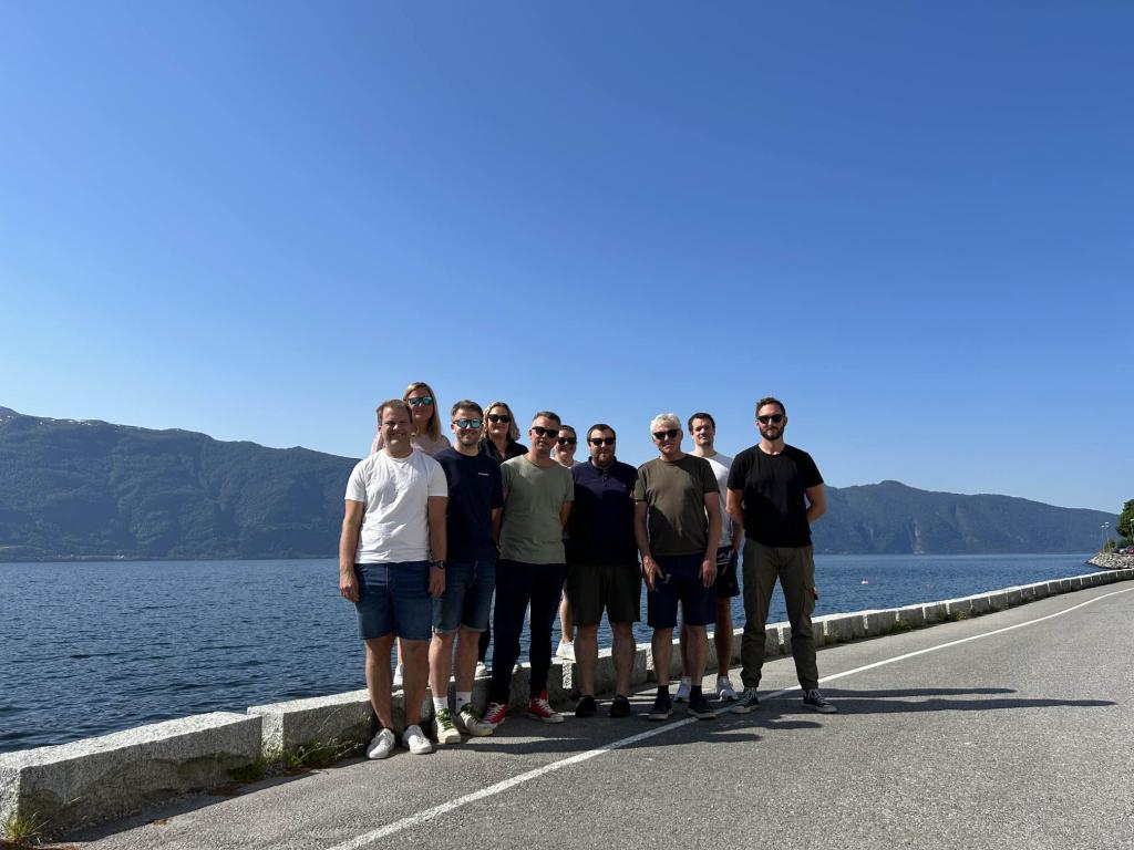 Gjeng samlet foran sognefjorden