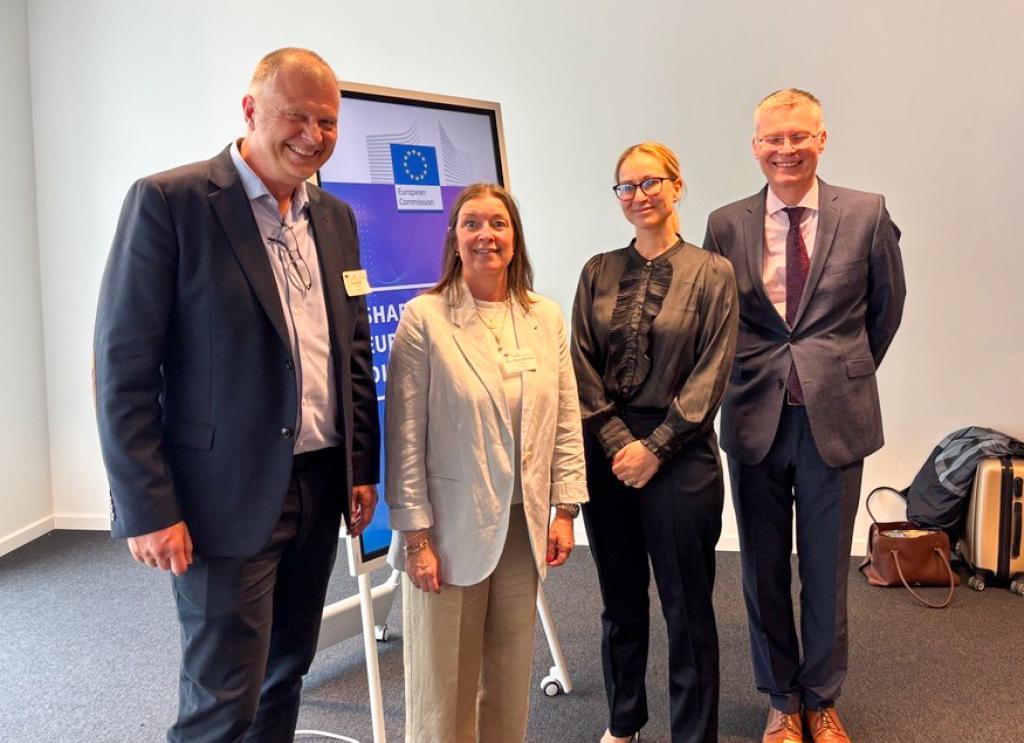 Brussel: Fagdirektør Tor Alvik (t.v.) og avd. direktør Nina Olsen Munthe fra Digdir, og direktør Christiane Kirketerp de Viron og Norbet Sagsetter som har ansvar for arbeidet med eIDAS under EU-kommisjonen.