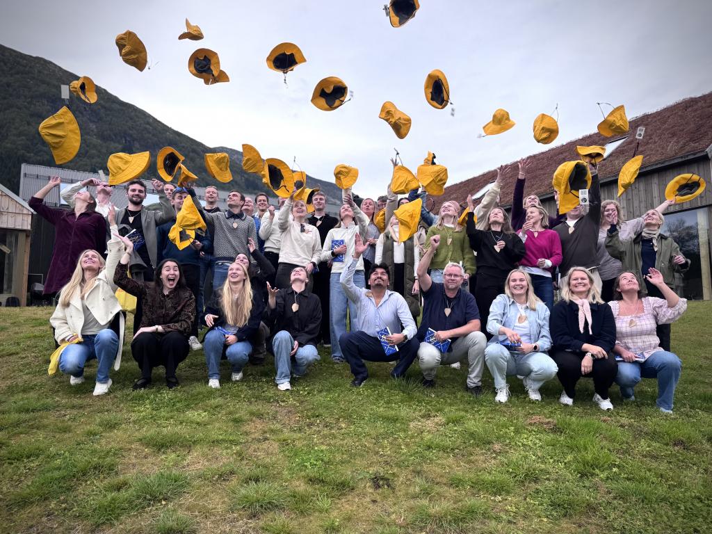 Traineer og mentorar samla på den første traineesamlinga på Jølster