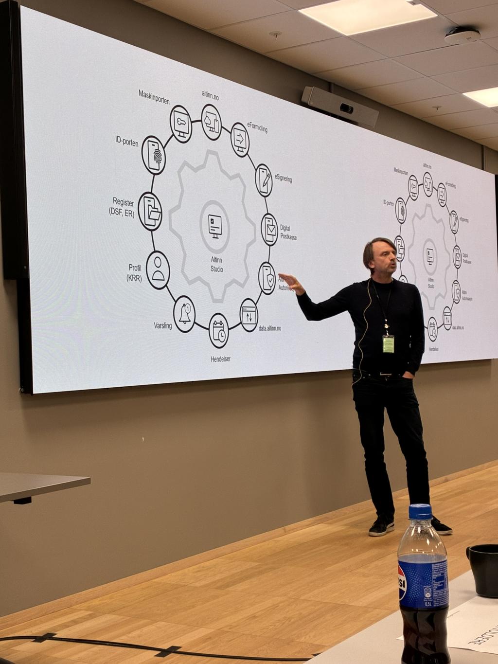 Finnur Olafsson fra Digdir holder innlegg om Altinn studio