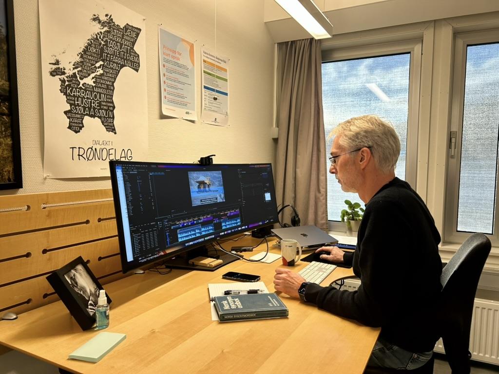 Bilde av Are som redigerer video