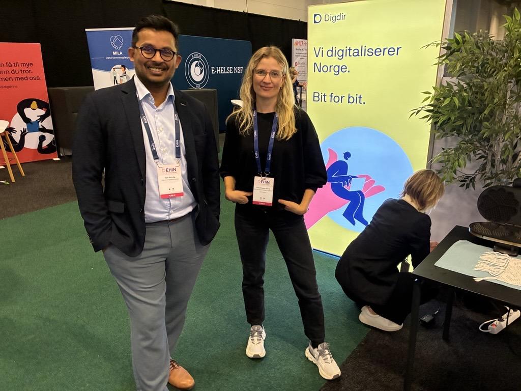 Bilde av besøkende på standen