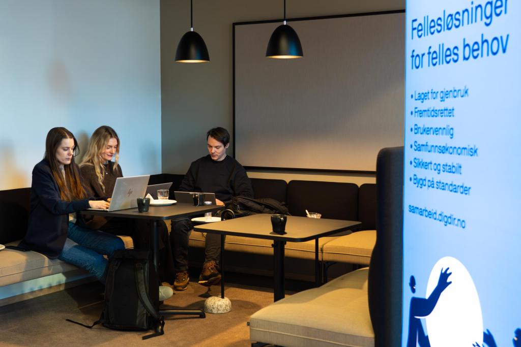 Gruppe som jobber sammen under hackathon
