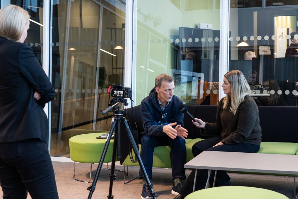 Bilde av Ronny forteller om hackathon