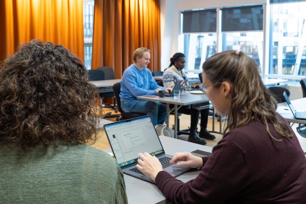 Gruppe som arbeider under hackathon 