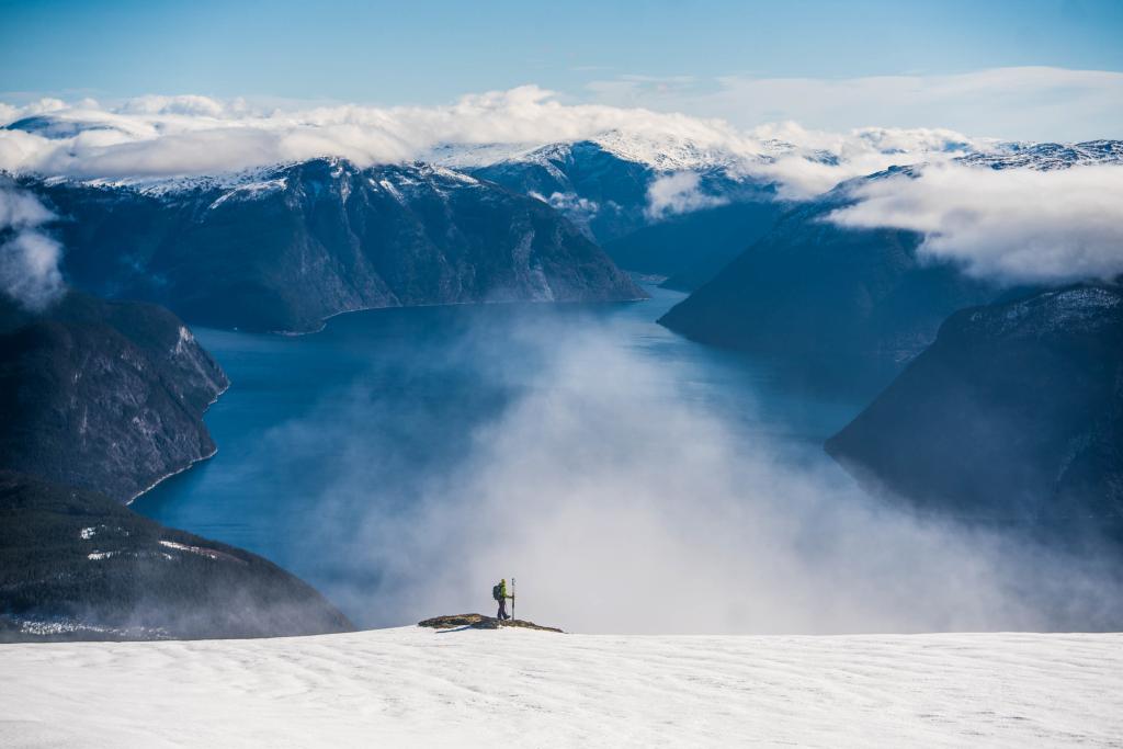 Foto av en skiløper på en topp
