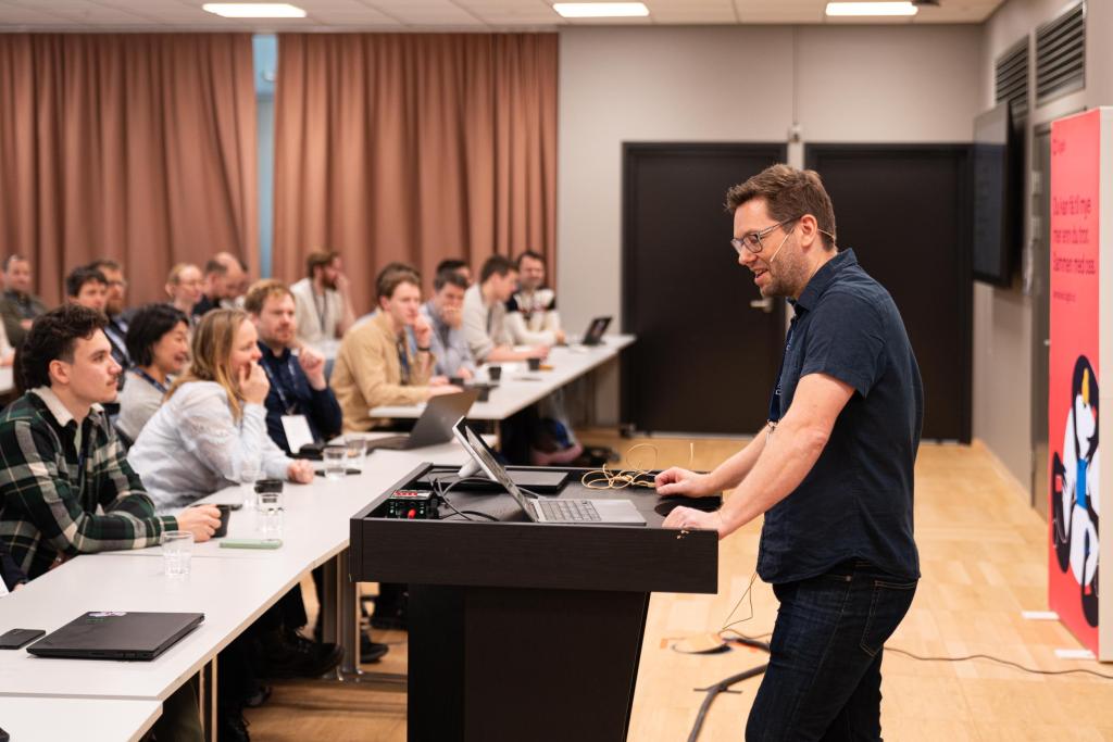 Jørgen Binningsbø forteller om den digitale lommeboken på hackathon