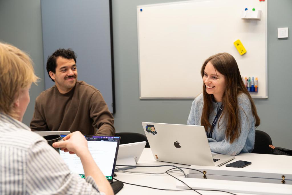 Bilde av hackathondeltakere