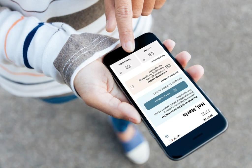 Illustrasjonsbilde av noen som ha logget på Helsenorge på mobilen