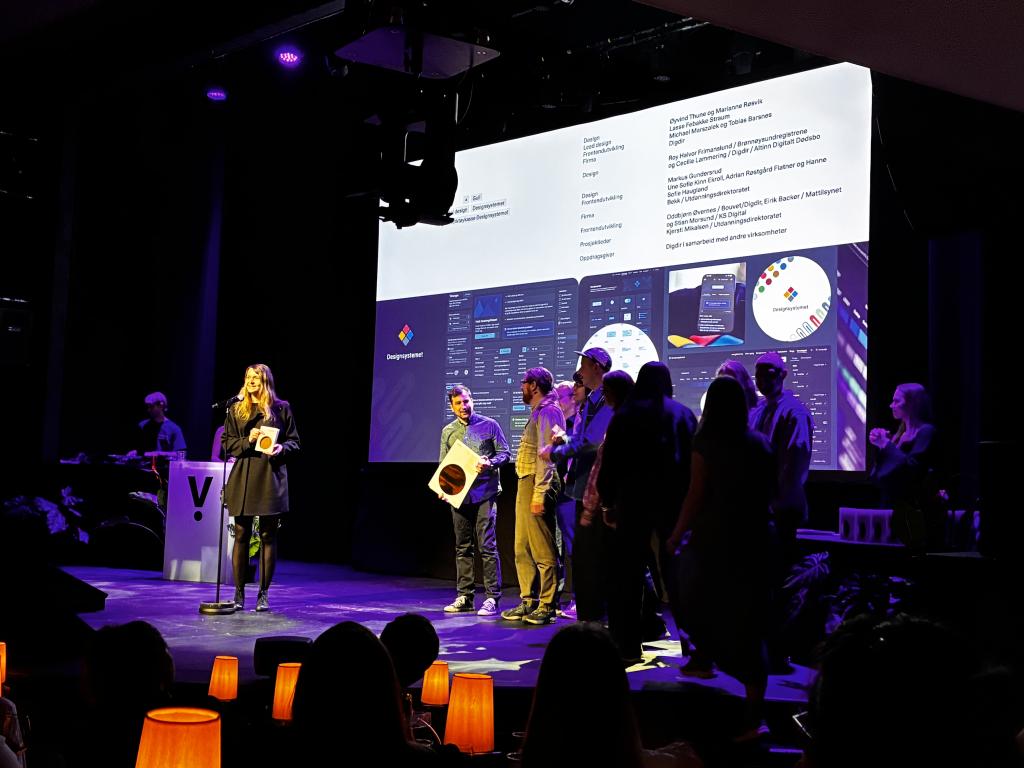Personar frå teamet bak Designsystemet står på scena under Visuelt 2026 etter å ha mottatt prisar for digitalt design og interaksjonsdesign.