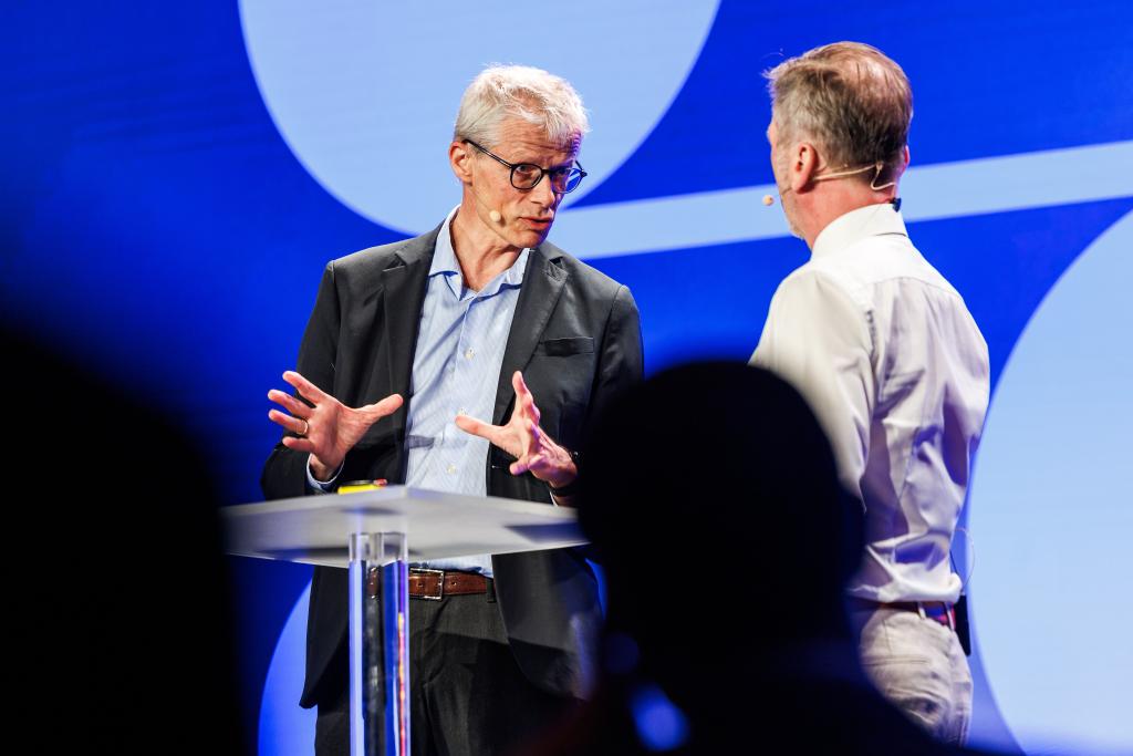 Bilde av foredragsholdere på scenen fra Digitaliseringskonferansen. 