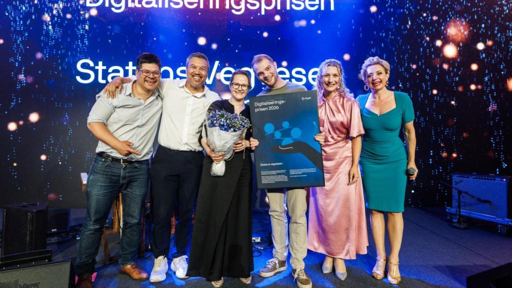 Vinneren av Digitaliseringsprisen 2026 er Statens vegvesen. Personer avbildet på scenen med prisen i hånden. 