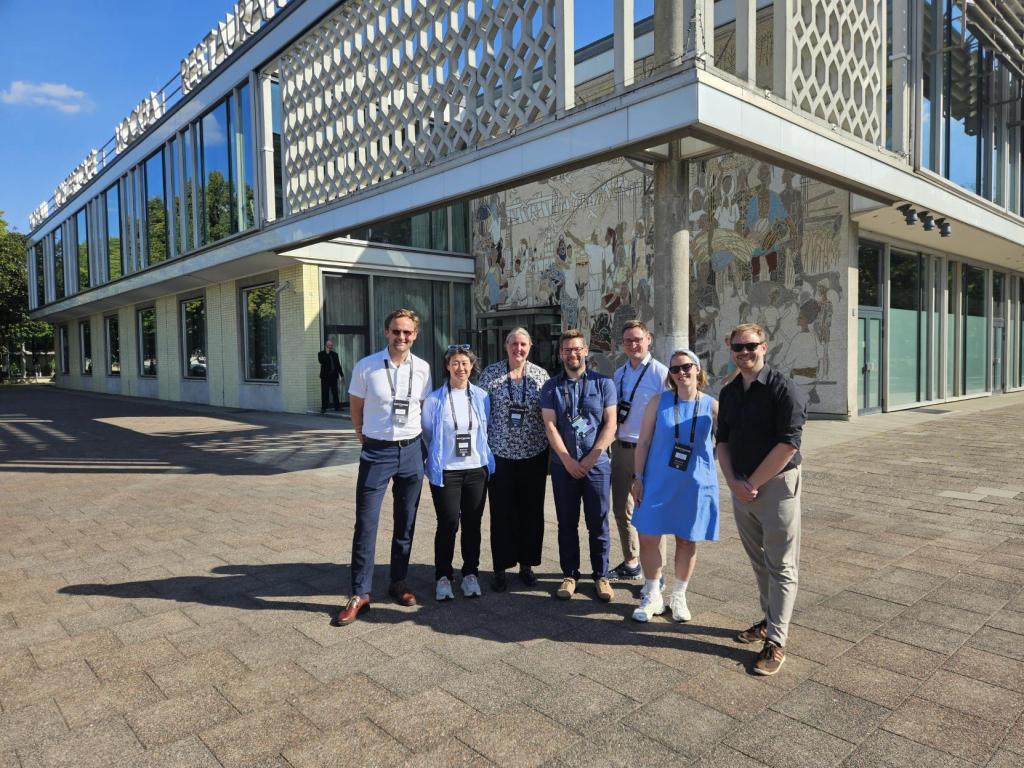 Ansatte fra Oslo kommune blir avbildet i Berlin foran bygning. 