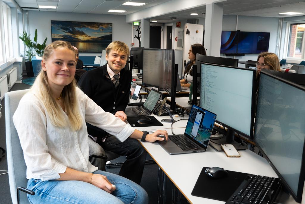 NTNU-student Frida Kroken og HVL-student Jakob Skilbrei Kallevik er to av studentene som har jobbet med lommebokteknolgi på årets DigdirCamp.