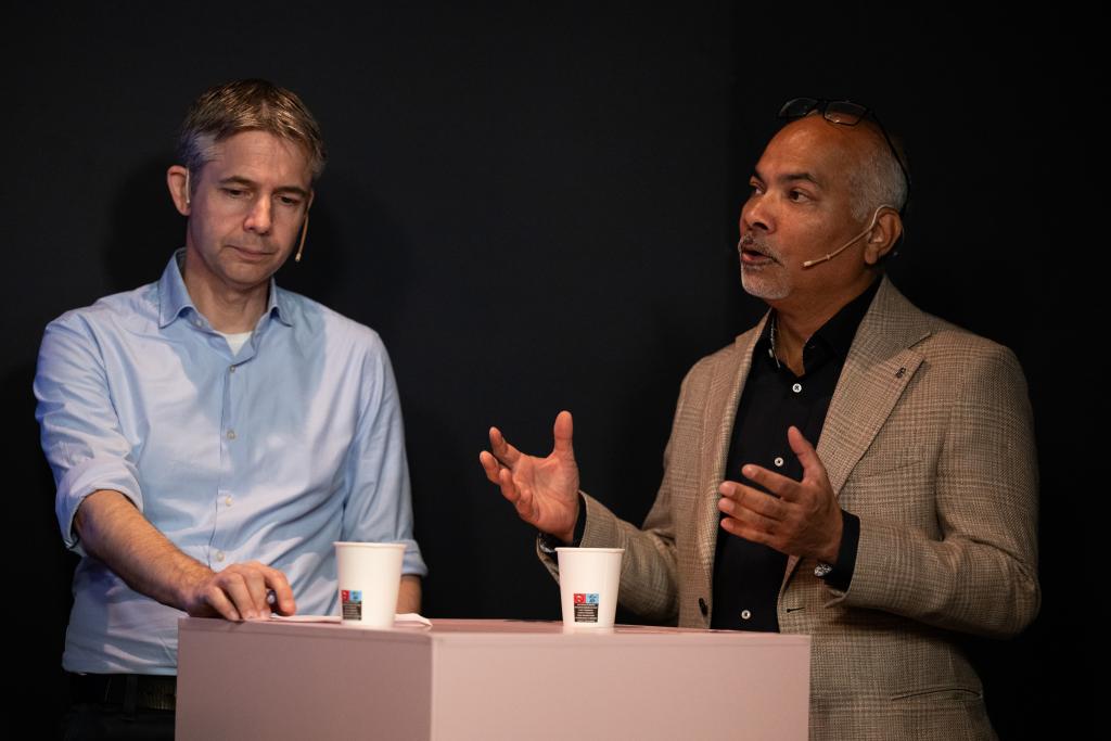 Frode Danielsen og Abid Ali Teepo diskuterer på scenen under debatten.