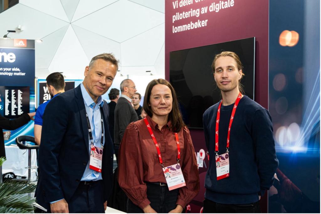Baard Haakensen (Digipost), Mari Guttormsen (Oslo kommune) og Eirik Ølberg (Digipost) på Nokios-konferansen i Trondheim, oktober 2026.  